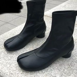 Women black leather split toe boot